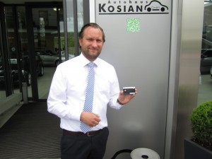 Skoda Iserlohn: Lars Kosian mit Kundenkarte/Bonuskarte