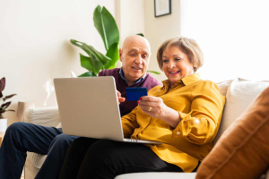 Älteres Paar beim Online Shopping