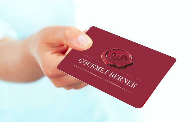 Bonuskarte von Gourmet Berner in der Hand